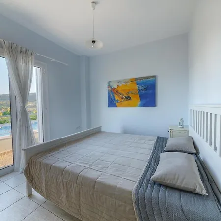 Friends And Family House Petalídhion