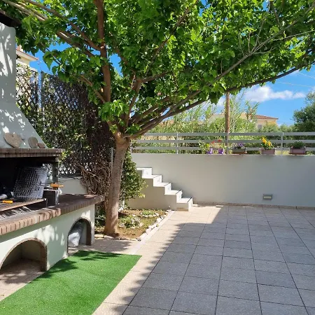 Friends And Family House Petalídhion