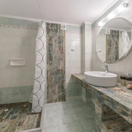 Friends And Family House ペタリディオン