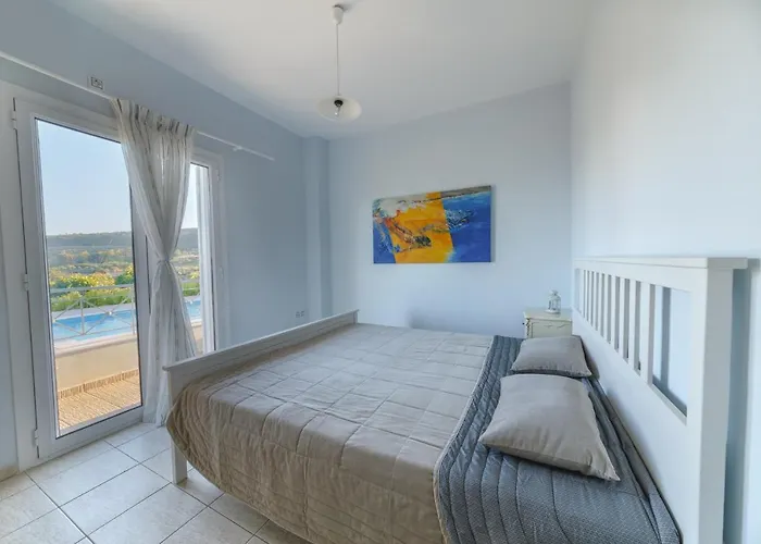 Friends And Family House Petalídhion