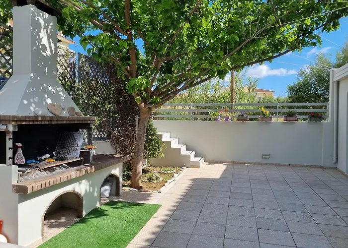 Friends And Family House Petalídhion