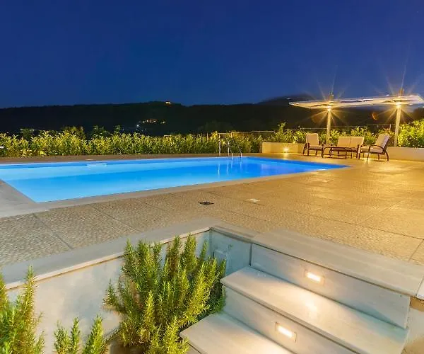 Friends And Family House *