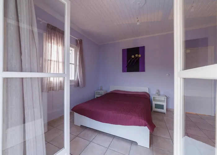 Friends And Family House * Petalídhion