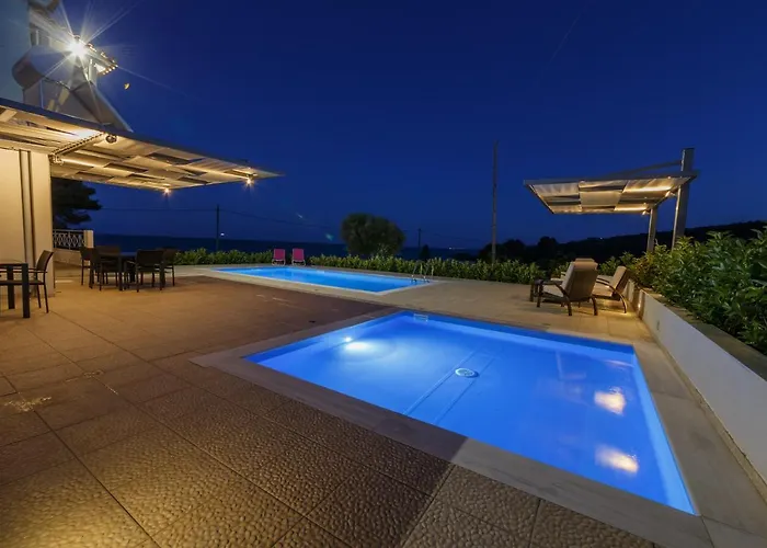 Friends And Family House Petalídhion