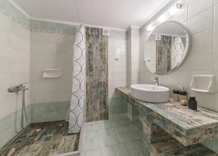 Friends And Family House Petalídhion