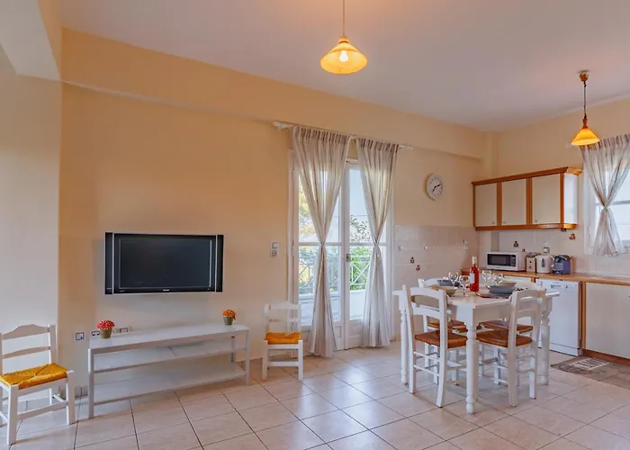 Friends And Family House Petalídhion